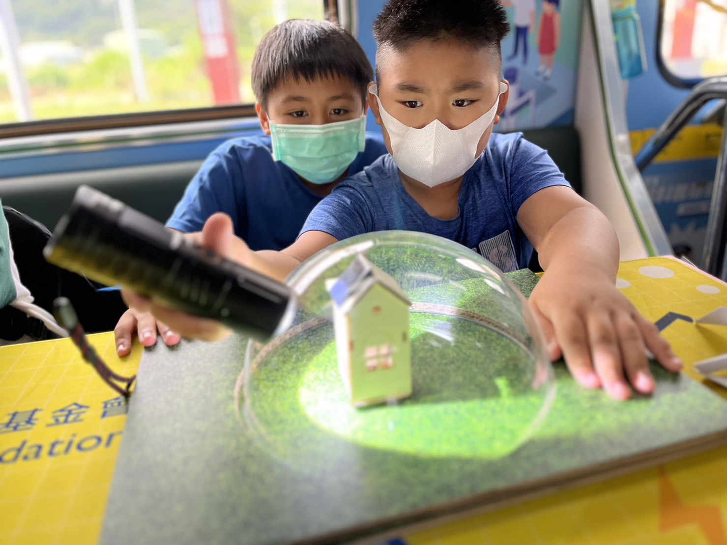 G22恒峰參與基礎科學主題車廂，以STEAM教學精神，設計「逐日科學家」、「太陽能工程師」以及「淨零建築師」三大能源科普課程和實驗